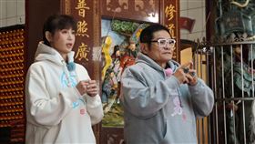 許效舜跟鄭仲茵拜神明。（圖／東森超視提供）