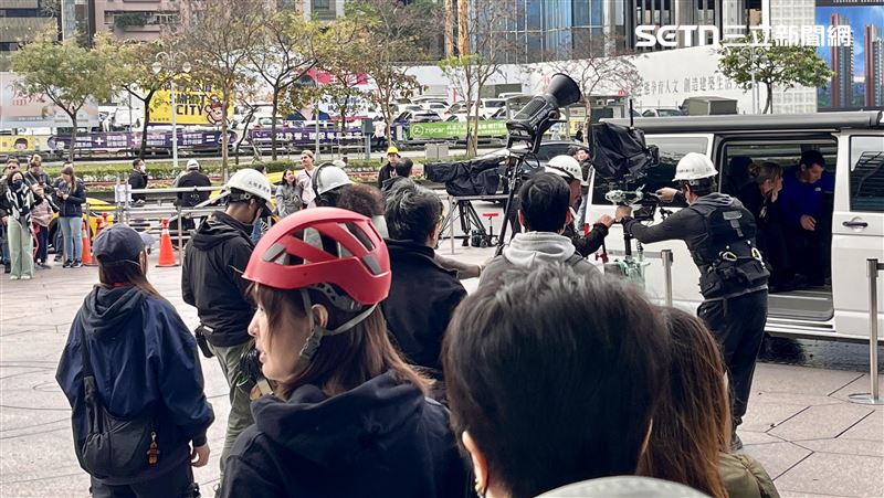 霍諾德今日補拍花絮，賈永婕在遠處盯場。(圖／記者賴俊佑攝影）