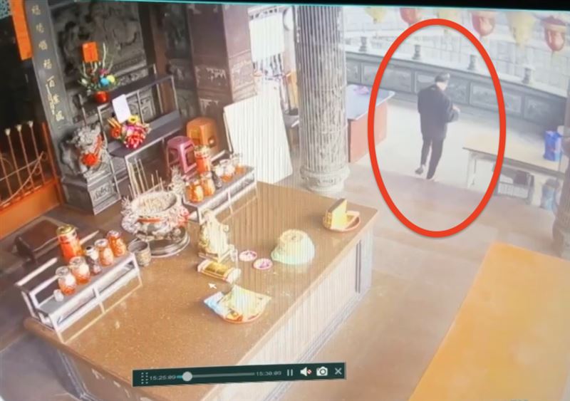 順手將桌上的吉伊卡哇蛋糕偷走。（圖／民眾提供）