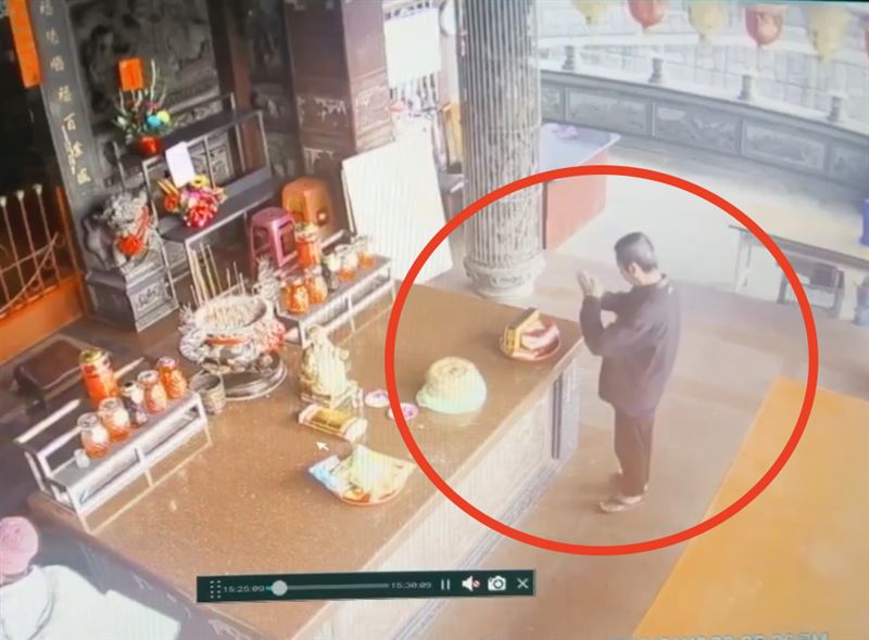 男子虔誠的在土地公廟拜拜。（圖／民眾提供）