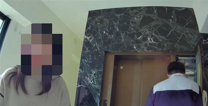 許姓女子獲救脫困時，臉色嚇到發白，哽咽連聲向員警道謝。(圖／翻攝畫面)