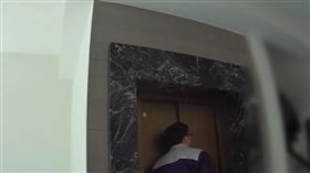 女受困電梯，故障，大聲呼救無人應，絕望，無線藍牙耳機（AirPods），連接手機Siri報警(圖／翻攝畫面)