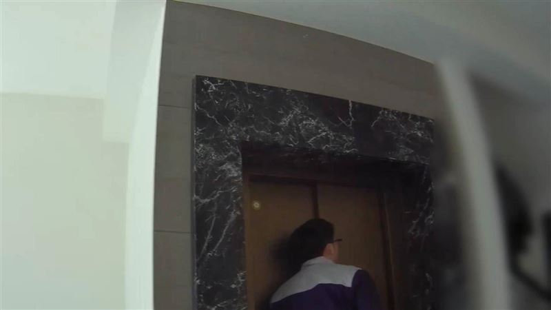 受困電梯呼救無門　她靠「耳機」1招救命