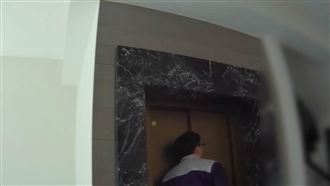 受困電梯呼救無門　她靠「耳機」1招救命