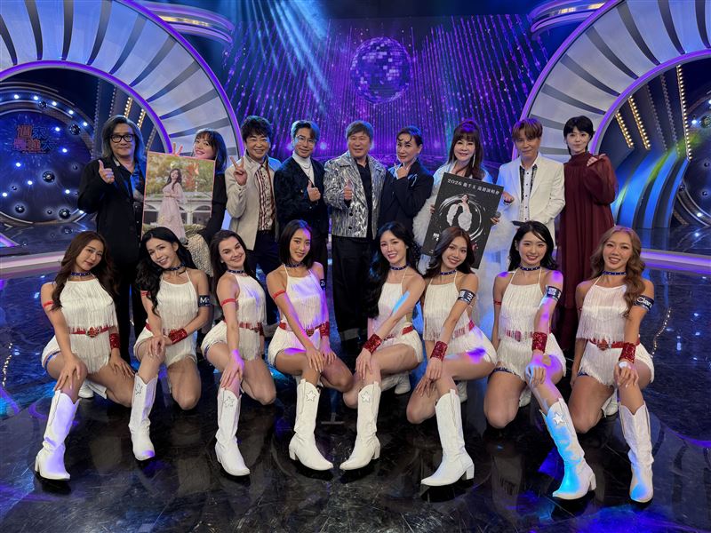 施文彬(左1)、秀蘭瑪雅(左2)、羅文聰(左3)、龍千玉(右3)、江志豐(右2)、曹雅雯(右1)及女團LuxyGirls(前排)帶來「金曲對唱」。(圖/華視提供)