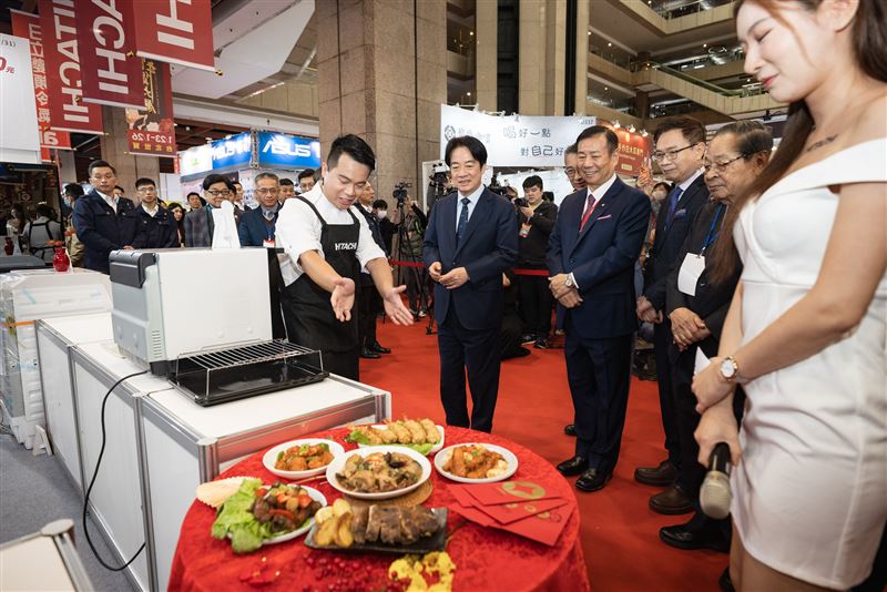 賴清德逛電器展，聽業者介紹多功能料理爐（圖／總統府提供）
