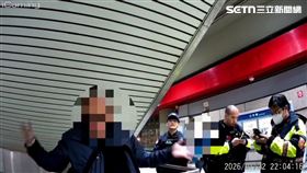 陳男酒後進入捷運芝山站搭車，卻將手臂伸出閘門遭裁罰1萬元。（圖／翻攝畫面）