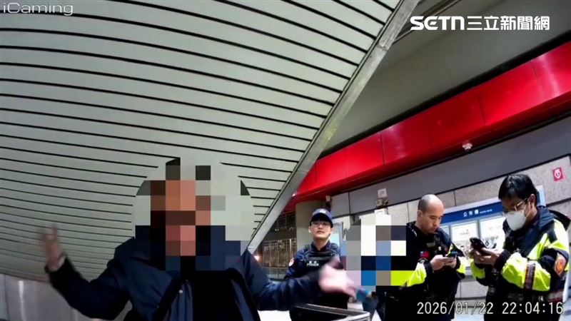 陳男酒後進入捷運芝山站搭車，卻將手臂伸出閘門遭裁罰1萬元。（圖／翻攝畫面）