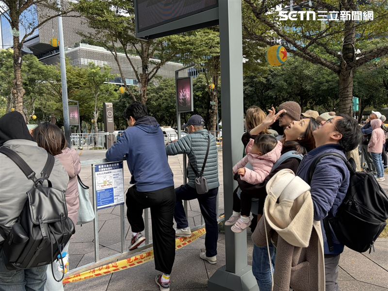 《三立新聞網》記者現場直擊,101周圍雖交管、但有許多民眾聚集拍照、驚嘆聲不斷。(圖/記者簡浩正攝影)