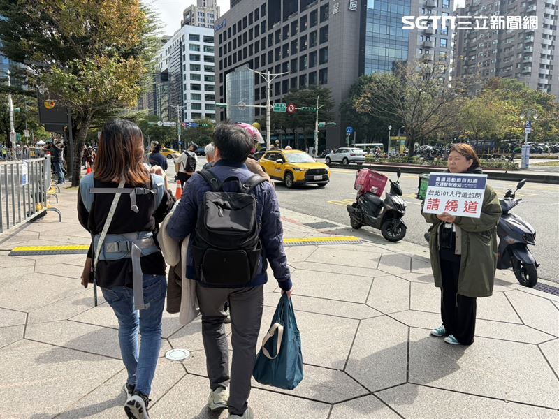 《三立新聞網》記者現場直擊,101週圍雖進行行人交管,仍有許多民眾聚集拍照、驚嘆聲不斷。(圖/記者簡浩正攝影)