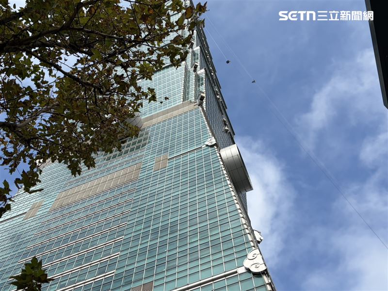 今日101現場，已有攝影團隊和攝影機先在高空測試，為明日活動做足準備。（圖／記者簡浩正攝影）