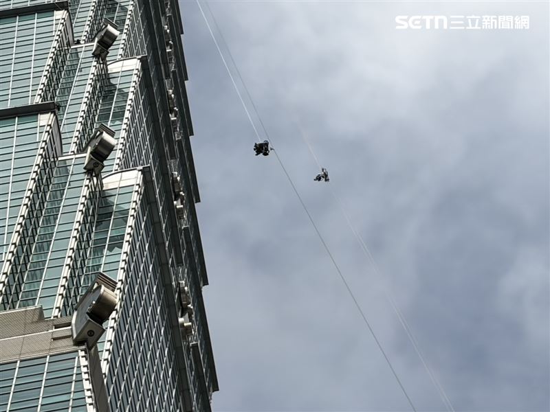 今日101現場,已有攝影師和攝影機吊上高空做最後測試。(圖/記者簡浩正攝影)