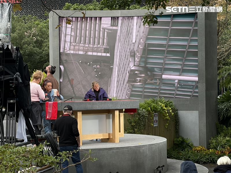101對面的廣場也已架設大型戶外螢幕,更有轉播人員在測試中。(圖/記者簡浩正攝影)