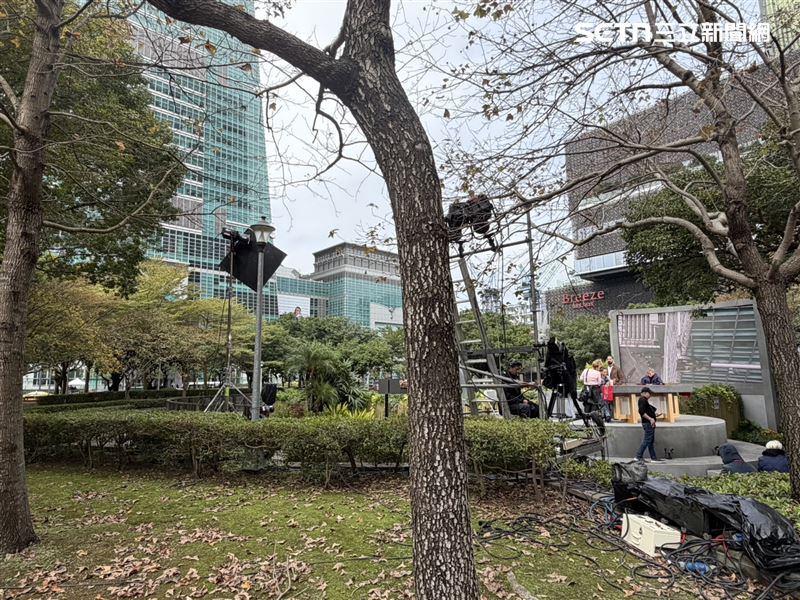 101對面的廣場也已架設大型戶外螢幕,更有轉播人員在測試中。(圖/記者簡浩正攝影)