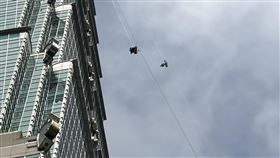 今日101現場，已有攝影團隊和攝影機先在高空測試，為明日活動做足準備。（圖／記者簡浩正攝影）