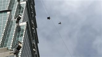 獨／霍諾德攀101「現場曝」民眾合照超嗨