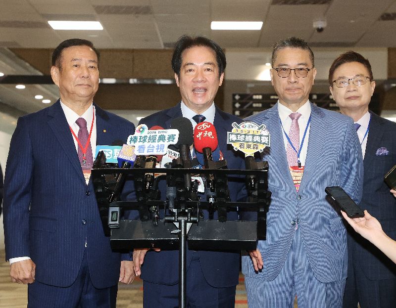 美國在台協會（AIT）處長谷立言說「自由不是免費」支持國防預算。總統賴清德（左2）日前受訪回應表示，這句話刻在華盛頓特區韓戰老兵紀念碑上，指當危機來臨時，一定會有所犧牲，賴總統也強調，面對中國威脅，一定要大力支持國軍，敬請在野黨不要再擋了，讓國防特別預算儘速審議完畢，讓國軍能夠站在第一線毫無畏懼的保家衛國