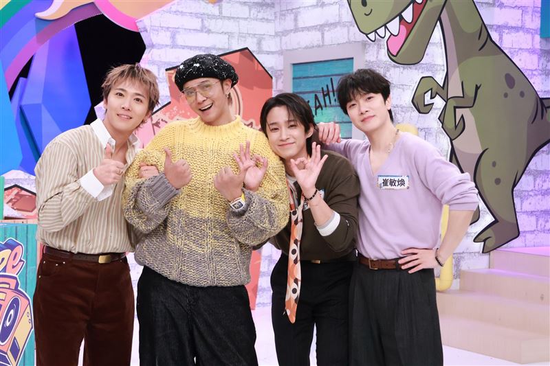 韓團FTISLAND成員李洪基(左起)、主持人羅志祥與李在真、崔敏煥大合照。(圖/中天電視提供)
