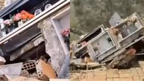 義大利克羅托內市懸崖邊墓園因連日暴雨引發土石流，部分棺木隨崖壁滑落至山谷，引發當地社群高度關注。（翻攝自X）