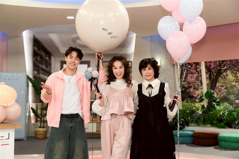 WISH朱宇謀(左起)、張齡予跟「羊咩咩」主唱謝采吟一起合照。(圖/三立提供)