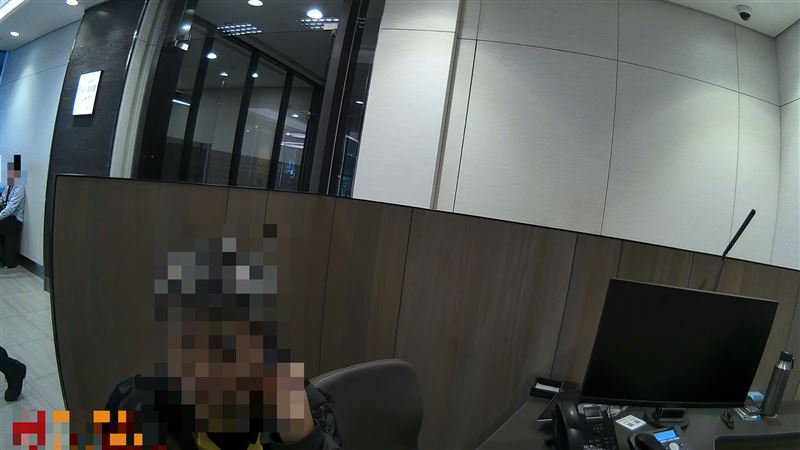 台中45歲施姓男子到銀行臨櫃申辦帳戶，表示要投資同學的化妝品事業，被行員與警察揭穿是投資騙局。(圖／翻攝畫面)