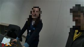 台中男，臨櫃辦帳戶，投資同學7600美元化妝品，詐團聽一句秒掛電話(圖／翻攝畫面)