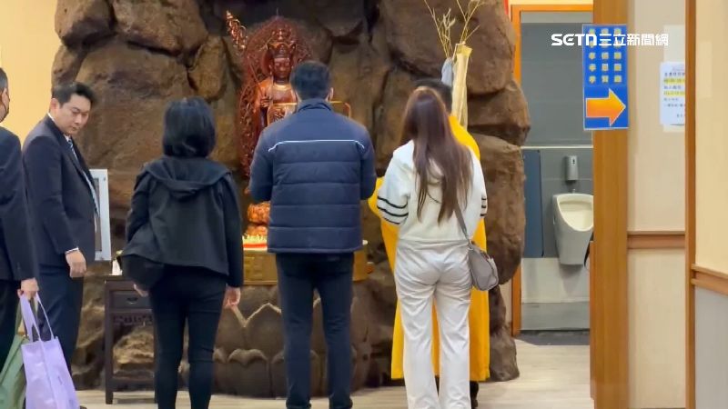 法師帶領著家屬祭拜