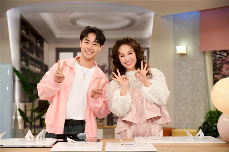 張齡予(右)跟朱宇謀主持。(圖/三立提供)