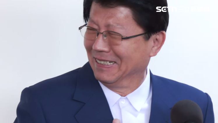 一聽到記者提問，謝龍介笑得多次咳嗽直喊「哎呀！又是國民黨」。（圖／翻攝畫面）