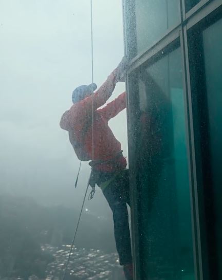 有民眾在脆（Threads）上發文，並附設拍攝照片與畫面，可看到霍諾德已爬到台北101的高樓層。（圖／民眾BEN 帳號benbenbenjaminan授權）