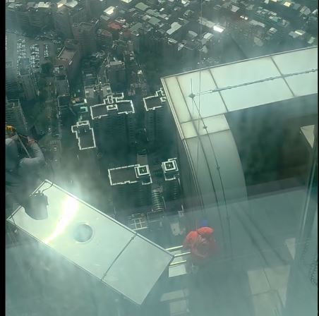 有民眾在脆（Threads）上發文，並附設拍攝照片與畫面，可看到霍諾德已爬到台北101的高樓層。（圖／民眾BEN 帳號benbenbenjaminan授權）