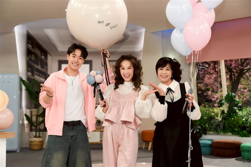 WISH朱宇謀（左起）、張齡予跟「羊咩咩」主唱謝采吟一起合照。（圖／三立提供）