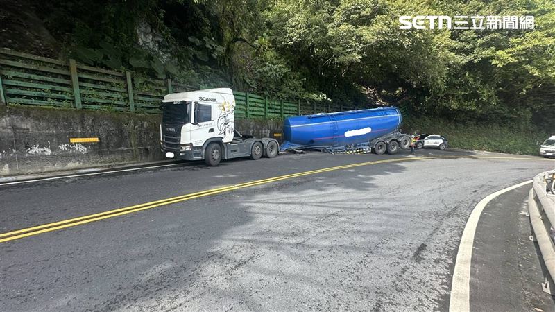 聯結車疑似因機械故障，整台車「頭身分離」。（圖／翻攝畫面）