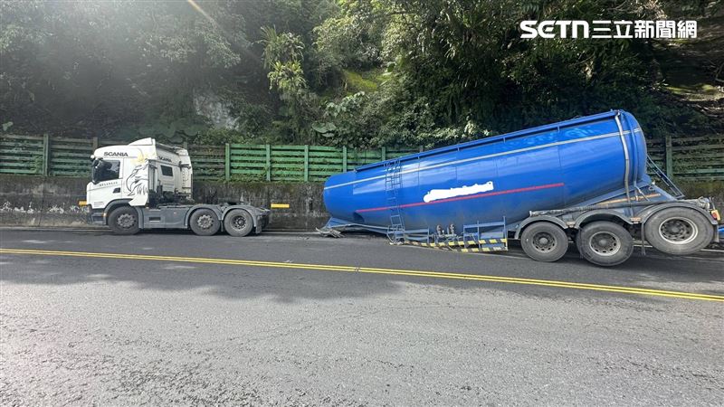 聯結車疑似因機械故障，整台車「頭身分離」。（圖／翻攝畫面）