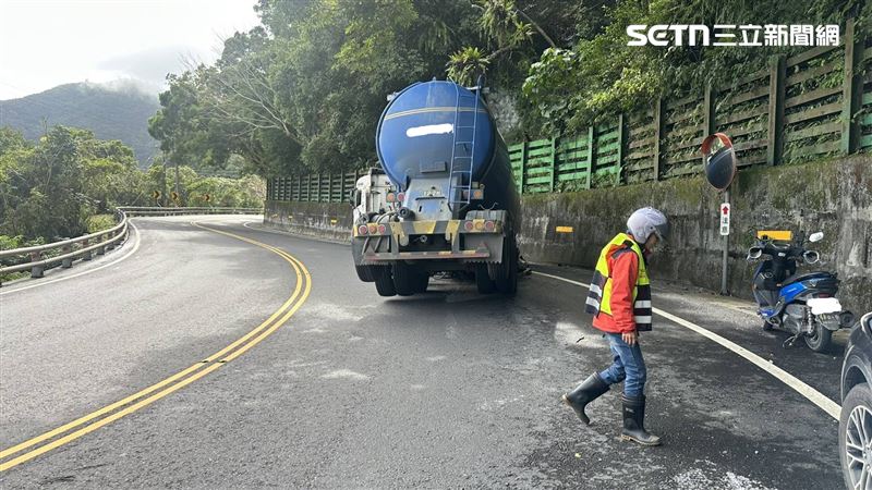 聯結車疑似因機械故障，整台車「頭身分離」。（圖／翻攝畫面）