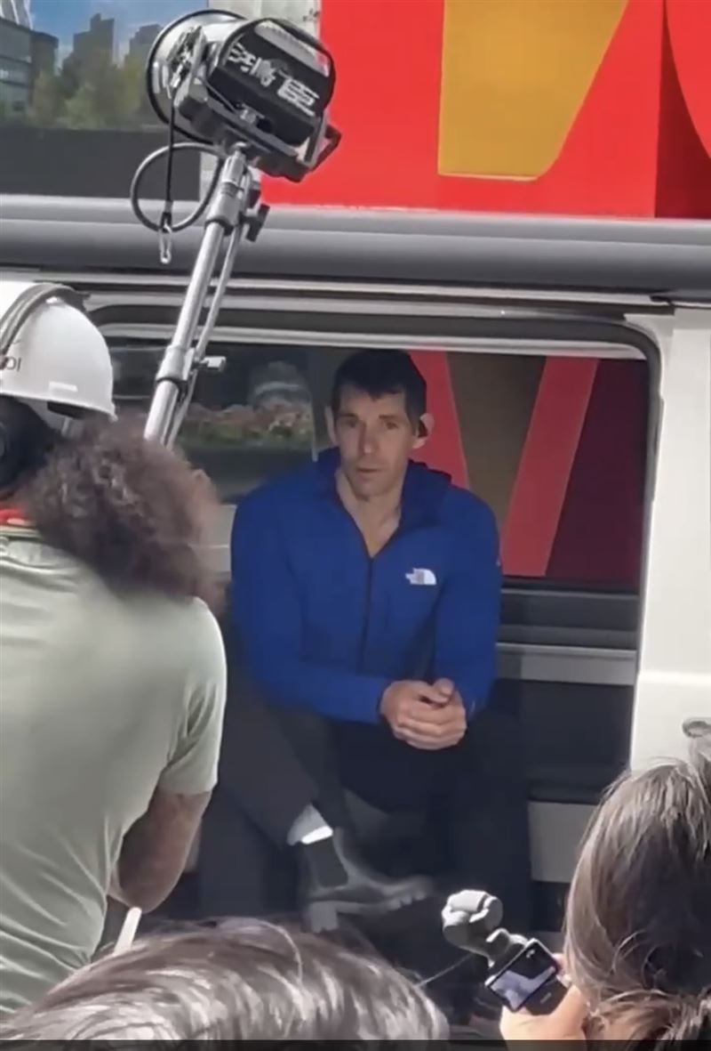 霍諾德今日在台北101外休息、準備畫面。（圖／民眾提供）