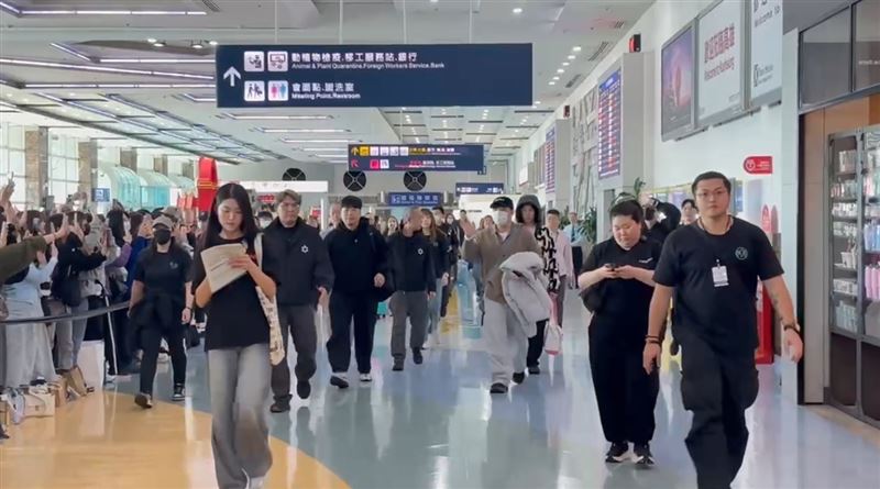 SUPER JUNIOR希澈、神童與圭賢抵達小港機場