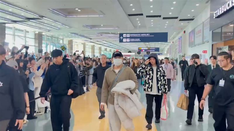 希澈走在神童後方，手比著YA