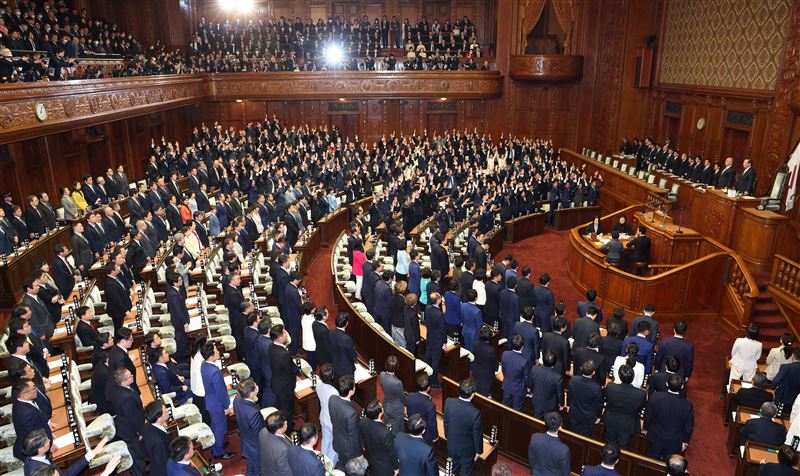 日本首相高市早苗23日與全體閣員簽署文件後，拍板解散眾議院。（圖／美聯社／達志影像）