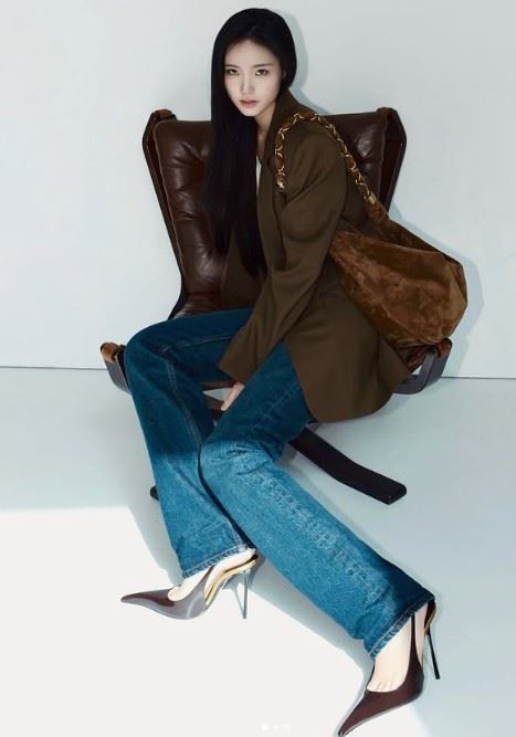 Lily西裝高跟鞋造型引討論 被指像大S氣場全開