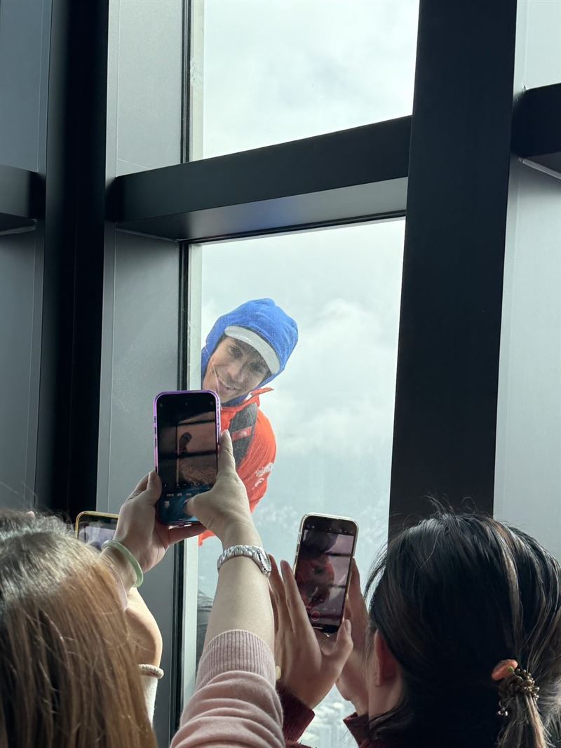 有民眾分享「吃尾牙吃到一半，遇到Alex Honnold」。（圖／民眾aurore 帳號aurore_yeh授權提供）