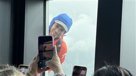 有民眾分享「吃尾牙吃到一半，遇到Alex Honnold」。（圖／民眾aurore  帳號aurore_yeh授權提供）