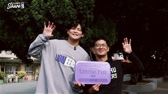 攻城獅送首張終身季票　朱雲豪贈客製手套