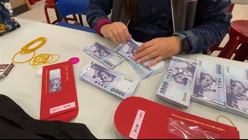 發錢了！彰市春節敬老禮金，每人六千，發放逾1.7億元，現金，屬鈔，千元鈔票(圖／翻攝畫面)