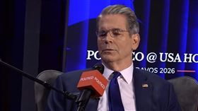 美國財政部長貝森特酸歐洲人幹蠢事，買印度石油等於是資助俄羅斯打自己。（圖／截圖自POLITICO Youtube頻道）