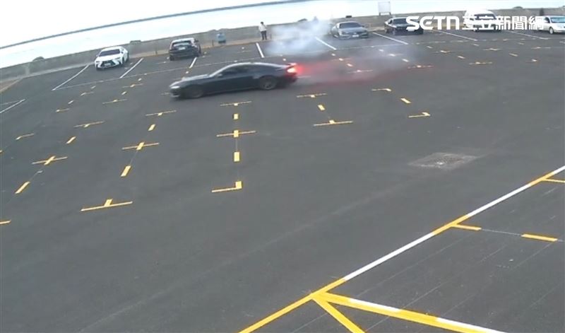 野馬跑車不進不退，原地卡頓發出巨大摩擦聲，竄出滾滾白煙，放縱繞S型。（圖／翻攝畫面）