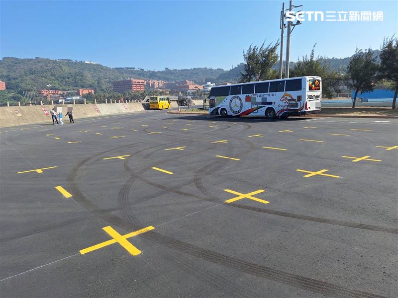要抹除地面燒胎痕跡，又要花一筆錢。（圖／翻攝畫面）