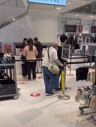 店員當「人體拐杖」帶著阿公往前走。（圖／網友wen.wen6666授權提供）