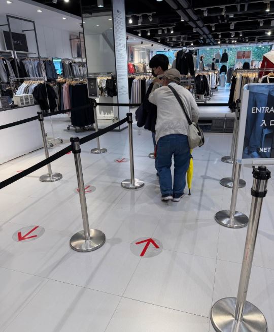 店員當「人體拐杖」帶著阿公往前走。（圖／網友wen.wen6666授權提供）