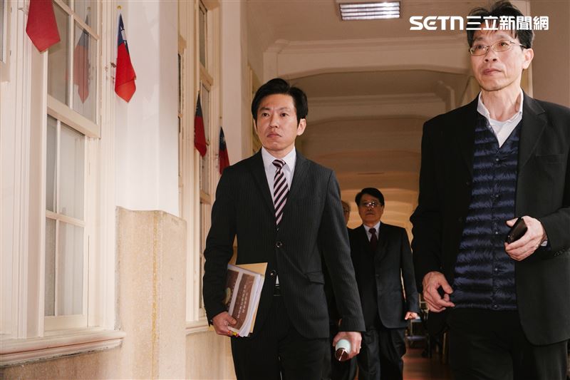 行政院秘書長張惇涵率7位中選會被提名人拜會國民黨團。（圖／記者楊士誼攝影）